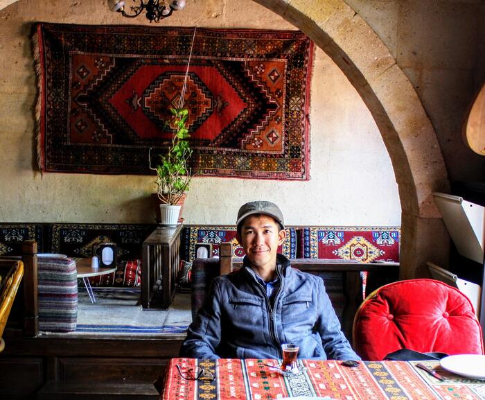 トルコを一人旅していた時の筆者。店員に頼んで取ってもらった写真
