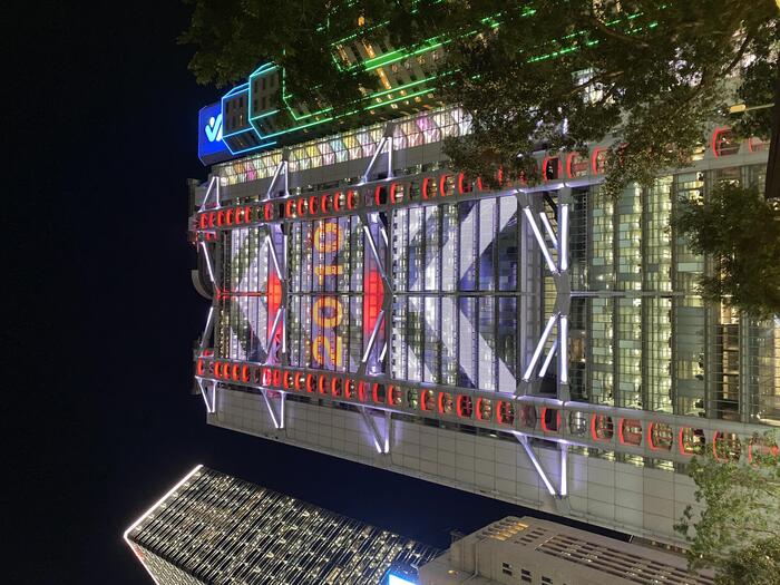 光と構造美が織りなすHSBC本社ビル