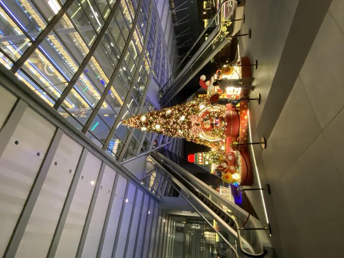 交差する八の字エスカレーター（HSBC本社ビル）