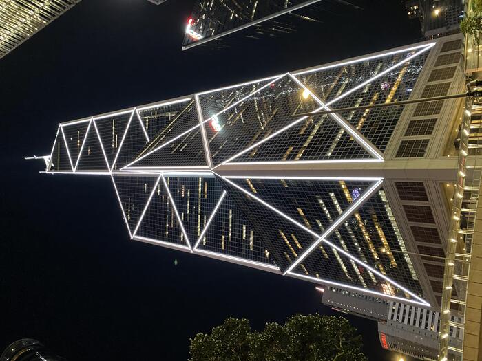 夜空を切り裂くガラスの塔、中国銀行タワー