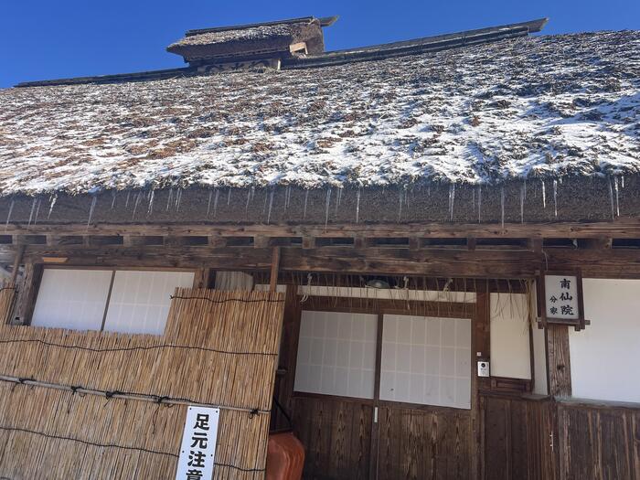 茅葺き屋根の民家