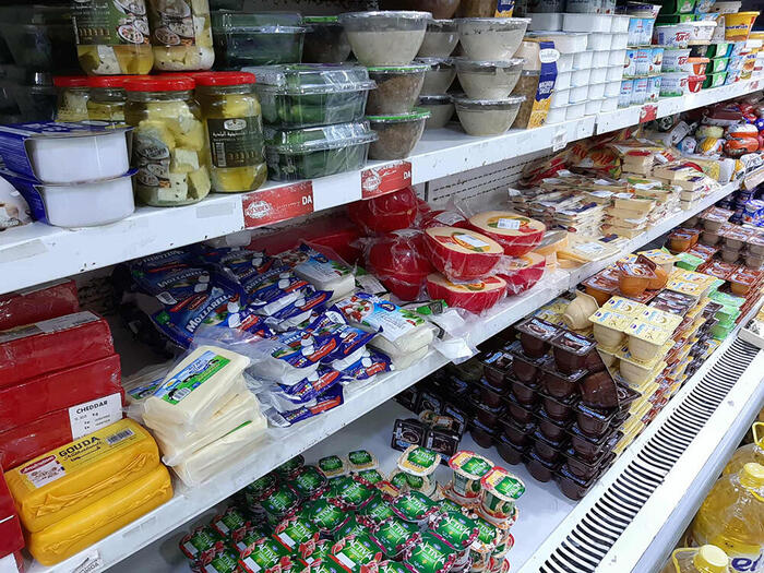 チーズやヨーグルとが並ぶ店内　アルジェお土産