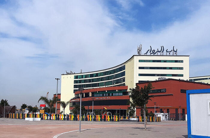 ＜ホテルから歩いて到着したUNO Hypermarché＞