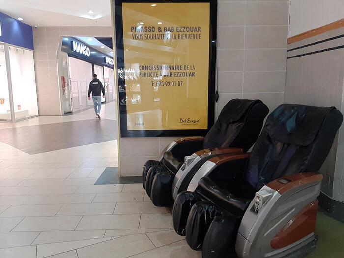 有料のマッサージチェアが置かれた一角