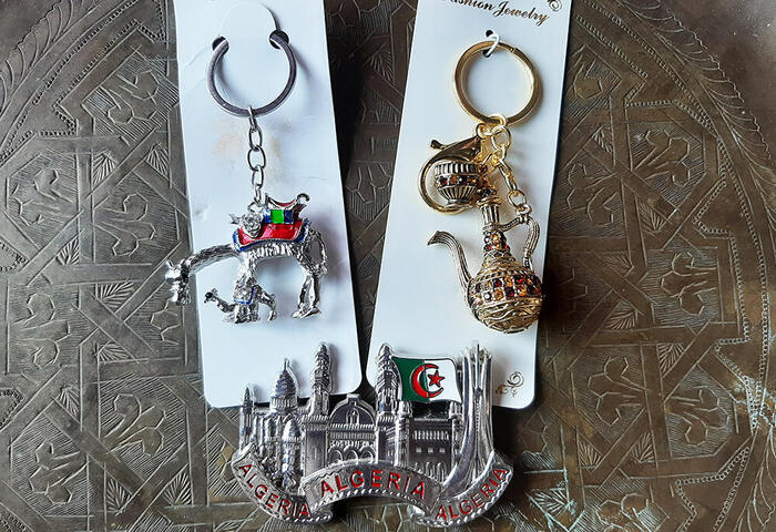 土産の定番、キーホルダーとマグネット