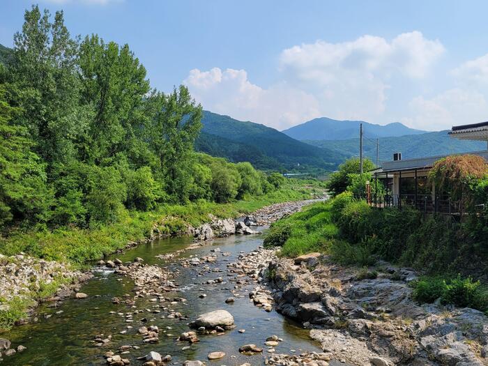羅済通門の近くにもきれいな水のせせらぎ