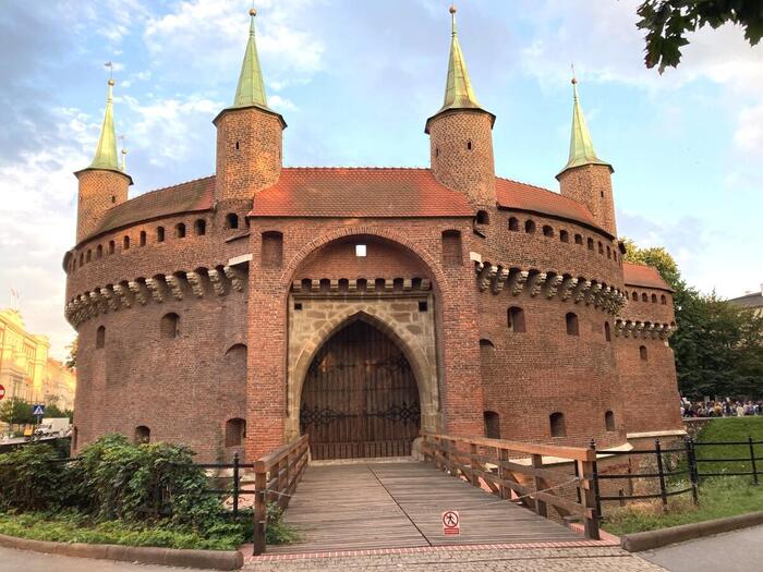 旧市街を守るバルバカン