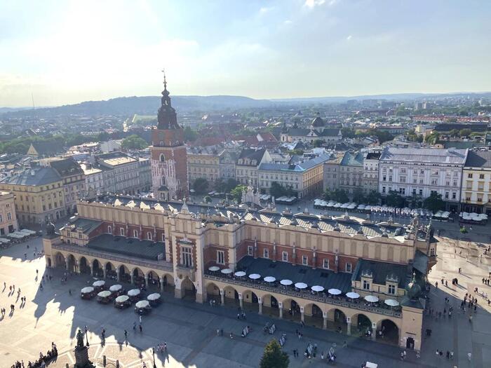 塔から見下ろした中央広場と織物会館