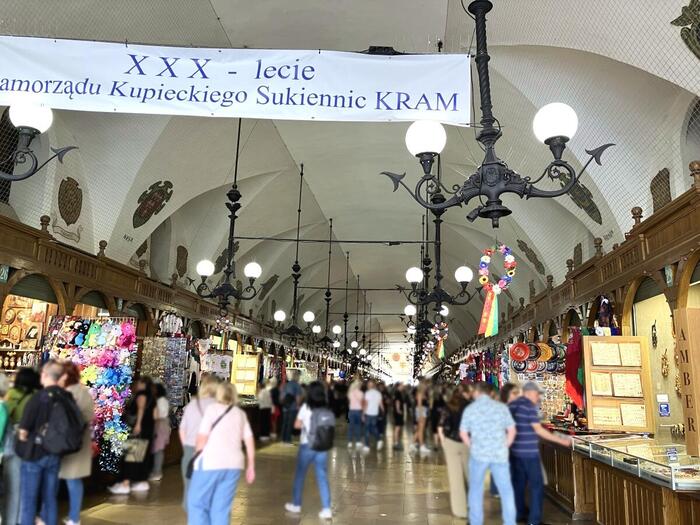 土産物店のブースが連なる織物会館の内部