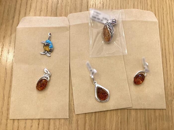 下の三つのペンダントトップを織物会館で購入