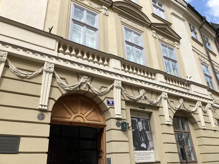 ヨハネ・パウロ2世の写真が掲げられたカノニツァ通りの建物