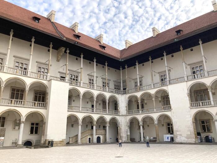 列柱回廊が美しい旧王宮回廊の中庭