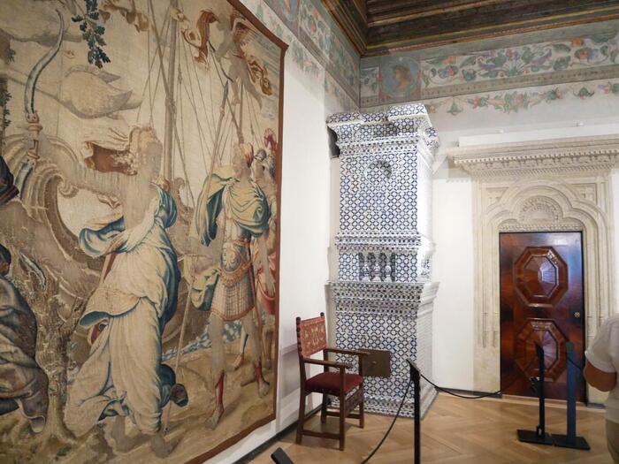 タペストリーが彩る王族の居室