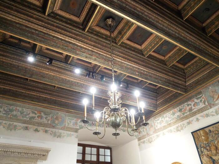 16世紀に作られた梁や格天井が豪華