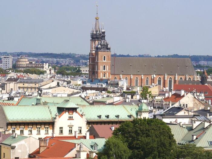 ＜ジグムントの塔から見たクラクフ旧市街。聖マリア教会の塔が見える