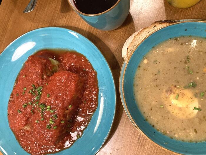 伝統料理のゴウォンプキ（左）とジューレック