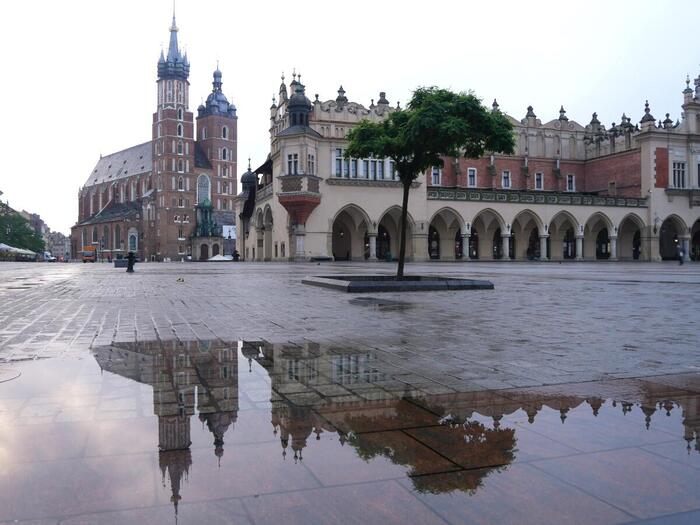 早朝の中央広場は人影も少なく穏やかな美しさ