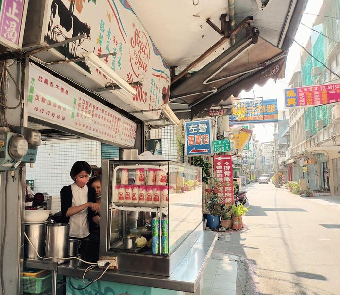 台湾　ドリンクスタンド　フルーツジュース専門店　店頭
