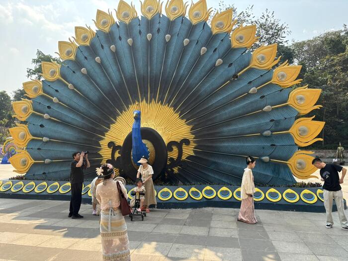 西双版納　中国　孔雀　オブジェ