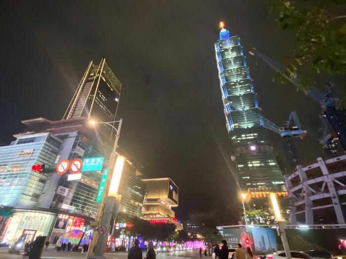 夜の台北101外観