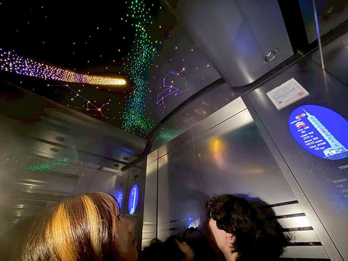 エレベーターに映し出される星空