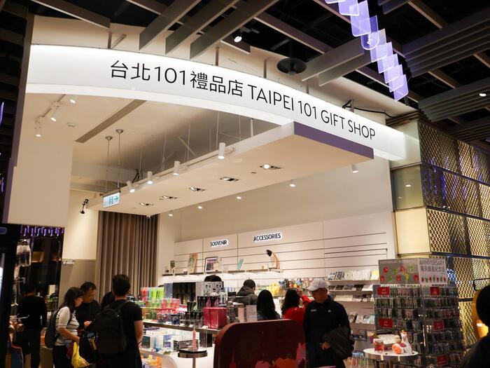 5階チケットカウンター横のお土産ショップ