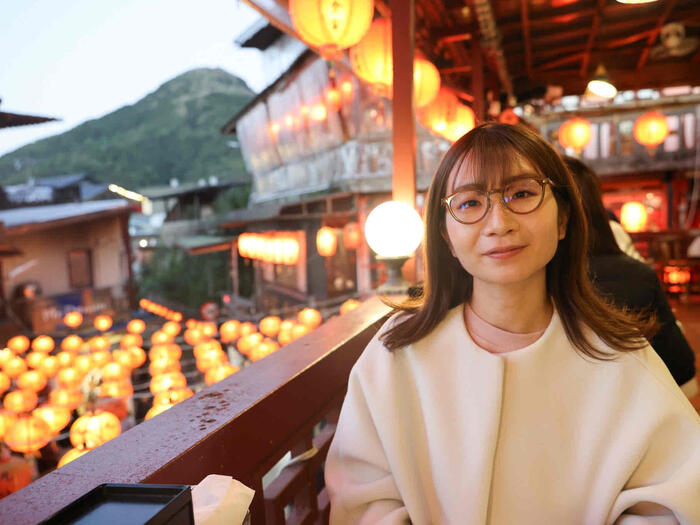 提灯が灯る風景の中にいる筆者