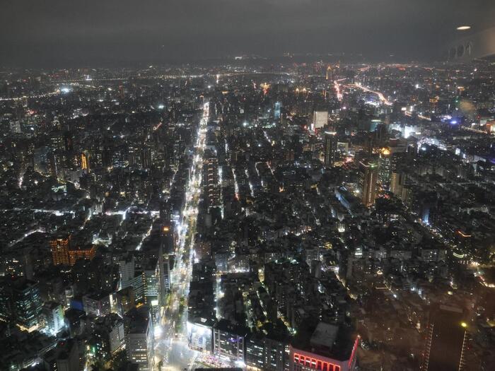 道路の光が目立つ夜景