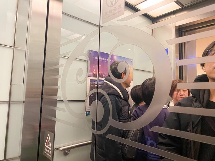 エレベーターのドアの如意マーク