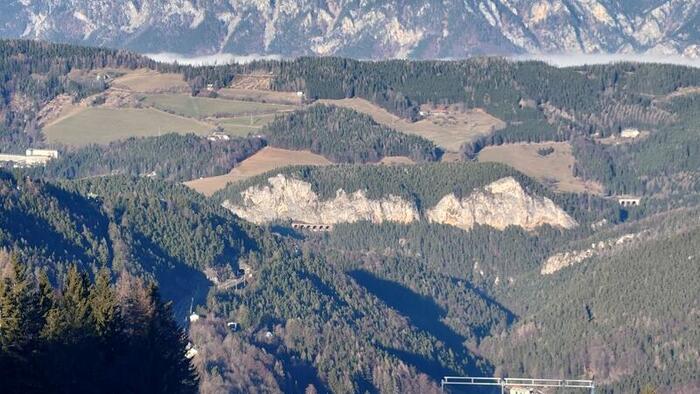 絶壁の前に見える高架橋が「カルテ・リンネ」センメリング