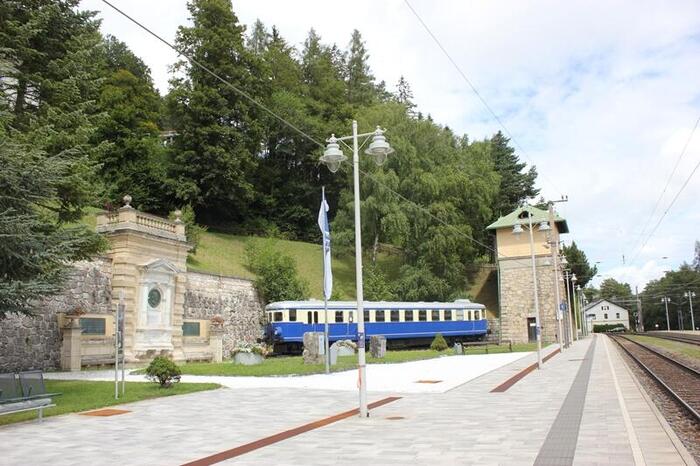 鉄道建設の記念碑と車両が展示されているセンメリング駅
