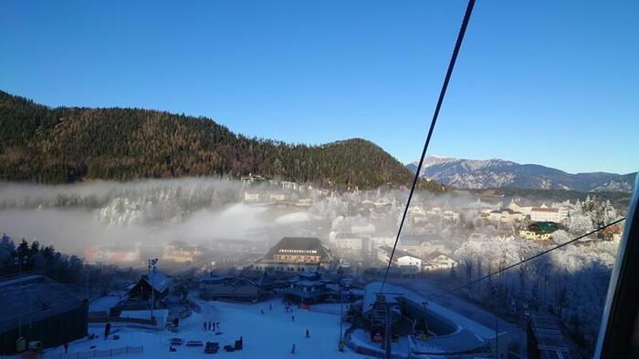 ゴンドラから眼下に見える、霧に包まれた麓の村 センメリング