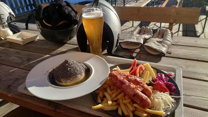 センメリング　山頂ヒュッテで食べる、ソーセージとゲアムクヌーデル。ビールは濁りのあるヴァイツェンビール