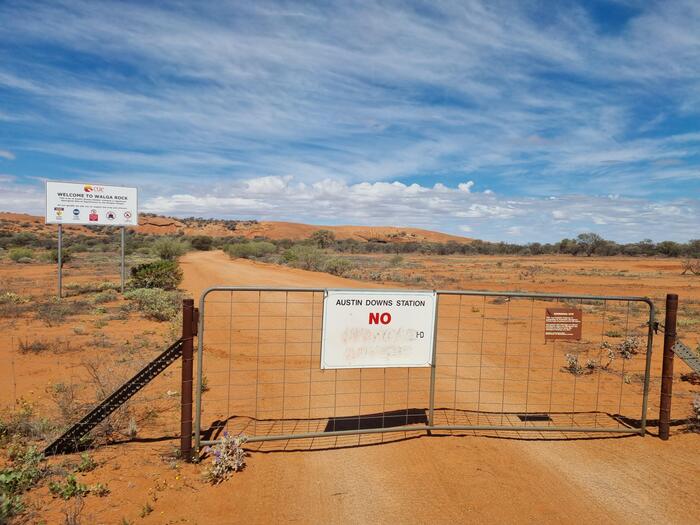 オーストラリア　ゲート　入り口　ワルガ岩
