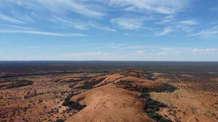 オーストラリア　車から見る景色　ワルガ岩