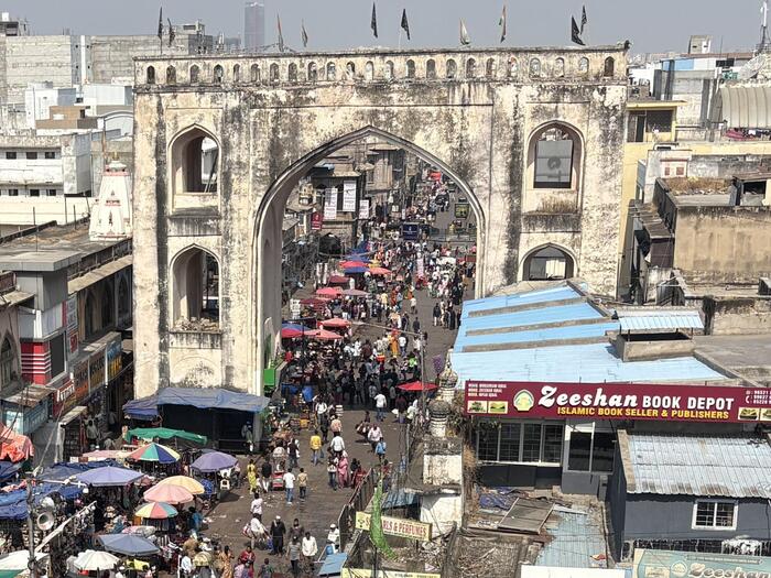 伝統的なハイデラバードをめぐるならチャールミナール周辺　イラニチャイ