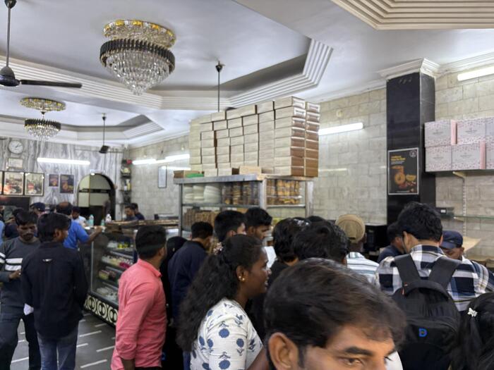 伝統的なハイデラバードをめぐるならチャールミナール周辺　イラニチャイ