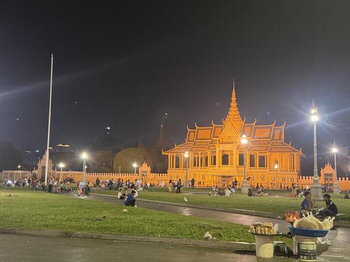 カンボジア　プノンペン　ナイトマーケット　会場