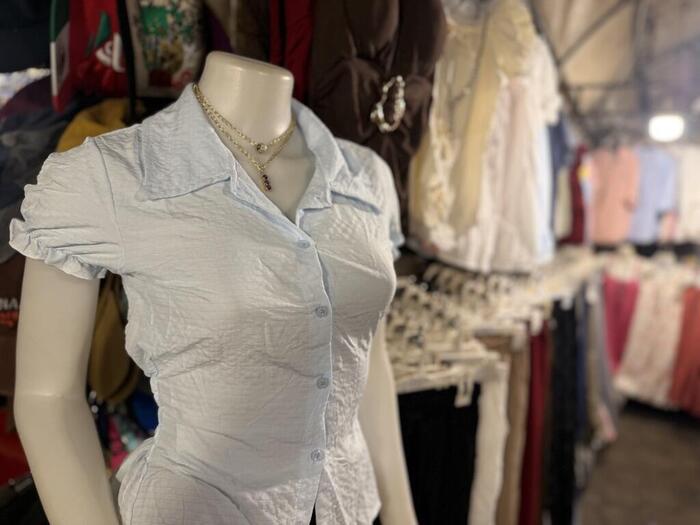 カンボジア　プノンペン　ナイトマーケット　屋台　服