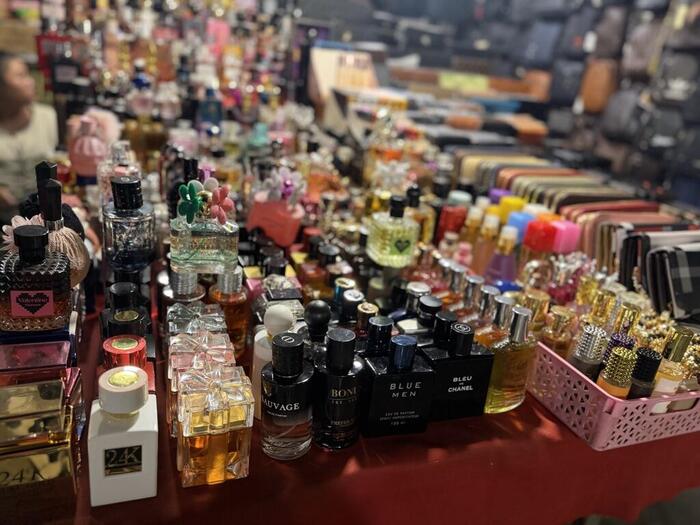カンボジア　プノンペン　ナイトマーケット　屋台　香水