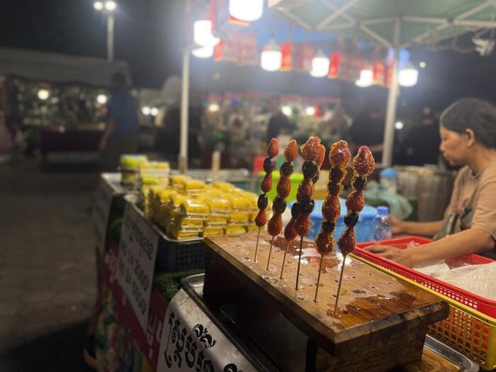 カンボジア　プノンペン　ナイトマーケット　屋台　いちごタンフル