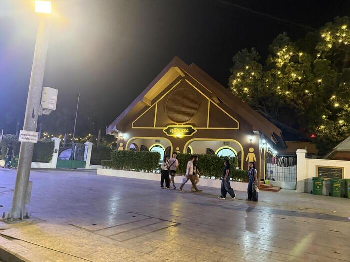 カンボジア　プノンペン　ナイトマーケット　屋台　公衆トイレ