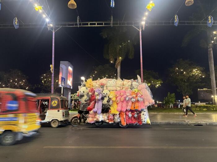 カンボジア　プノンペン　ナイトマーケット　屋台　特大ぬいぐるみ