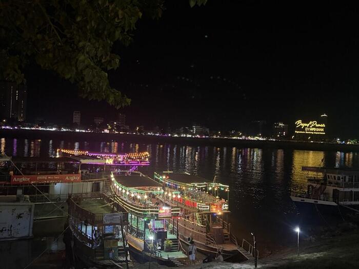 カンボジア　プノンペン　ナイトマーケット　屋台　屋形船