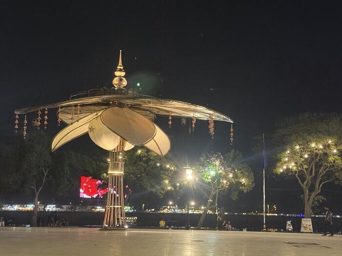 カンボジア　プノンペン　ナイトマーケット　屋台　モニュメント