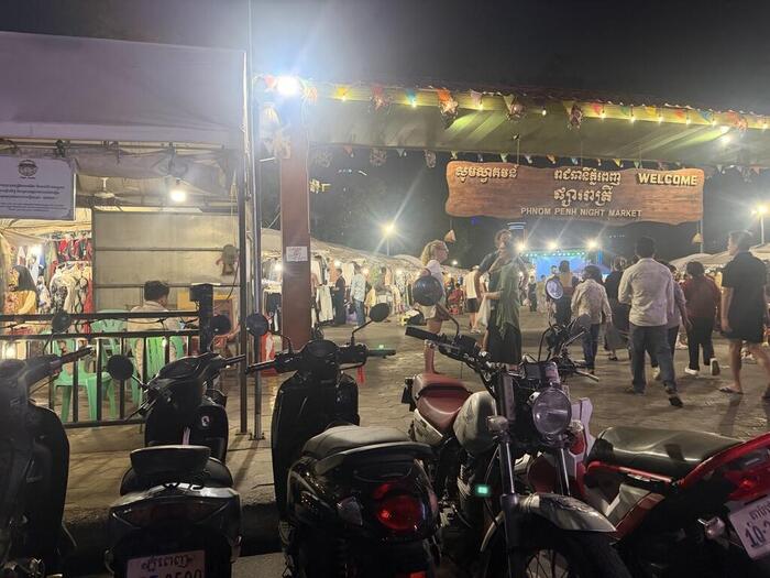 カンボジア　プノンペン　ナイトマーケット　屋台　スクーター