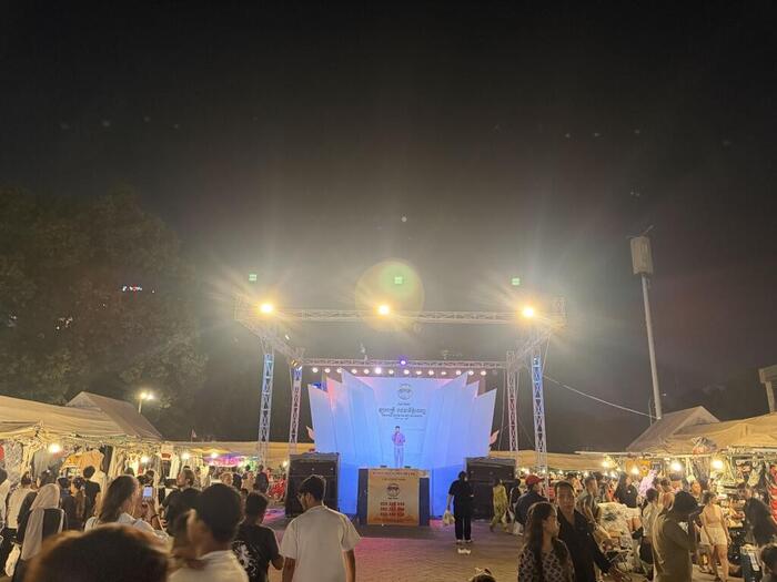 カンボジア　プノンペン　ナイトマーケット　買い物　ステージ