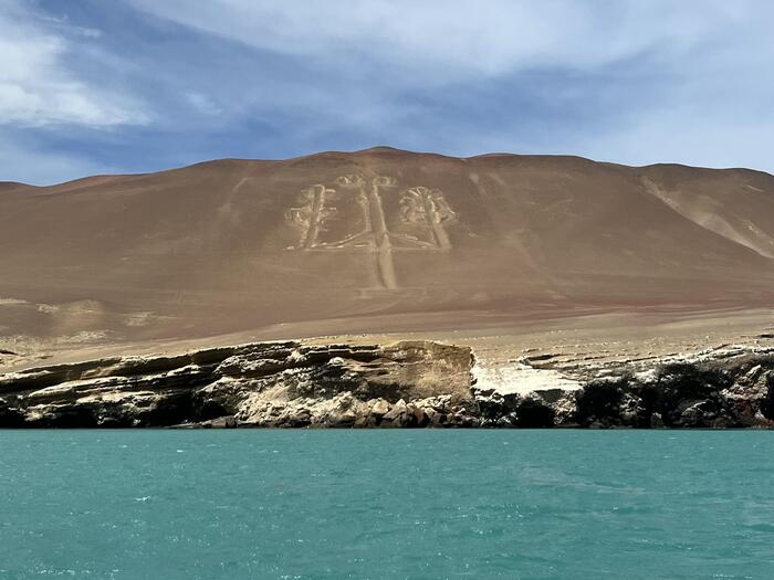 バジェスタス諸島　ペルー　パラカス　観光　カンデラブロ