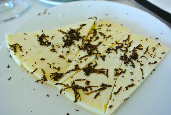 スペイン　黒トリュフ　チーズとオリーブオイル