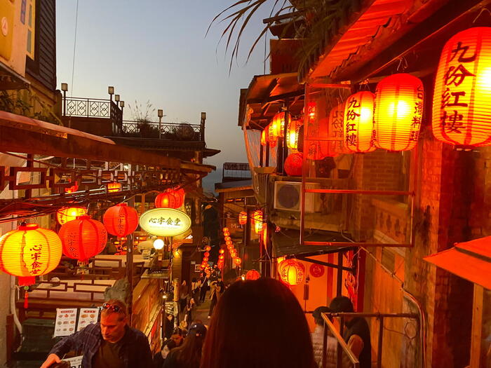 夕方の九份の通りの景色